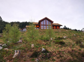 Cabin in beautiful surroundings at Harpefossen Nordfjordeid